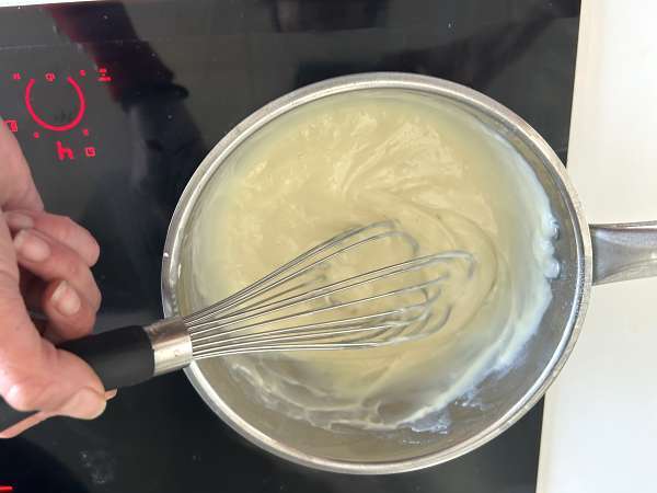 Мляко, изпържено на въздух във фритюрник. Традиционният десерт с по-малко масло и същия вкус, както винаги. - Подготовка стъпка 4