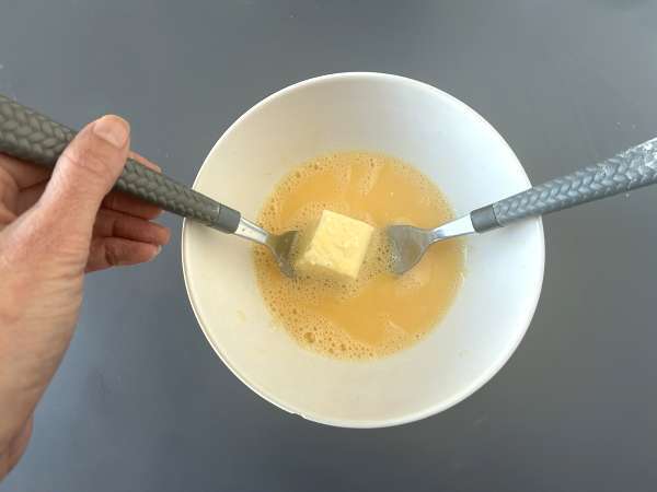 Мляко, изпържено на въздух във фритюрник. Традиционният десерт с по-малко масло и същия вкус, както винаги. - Подготовка стъпка 8