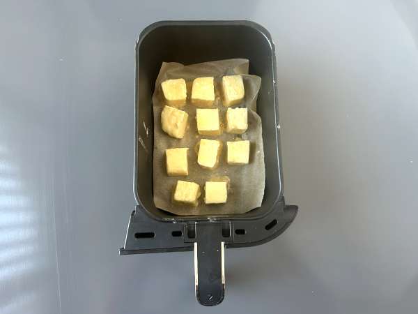 Мляко, изпържено на въздух във фритюрник. Традиционният десерт с по-малко масло и същия вкус, както винаги. - Подготовка стъпка 9