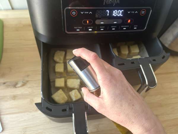 Мляко, изпържено на въздух във фритюрник. Традиционният десерт с по-малко масло и същия вкус, както винаги. - Подготовка стъпка 10