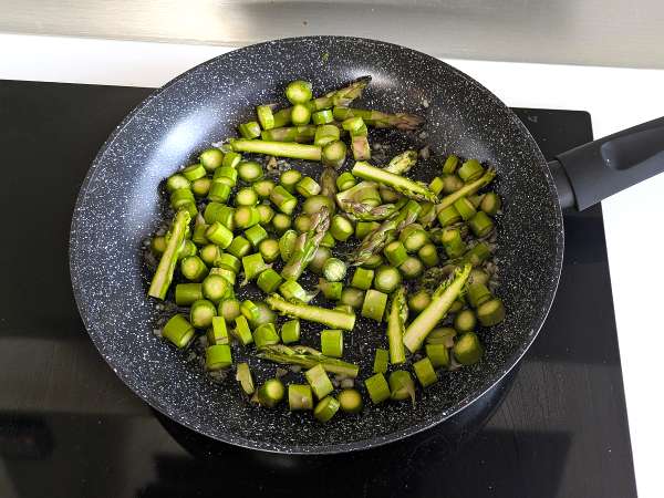 Кремообразна паста с аспержи и бекон: лесна и вкусна рецепта - Подготовка стъпка 2