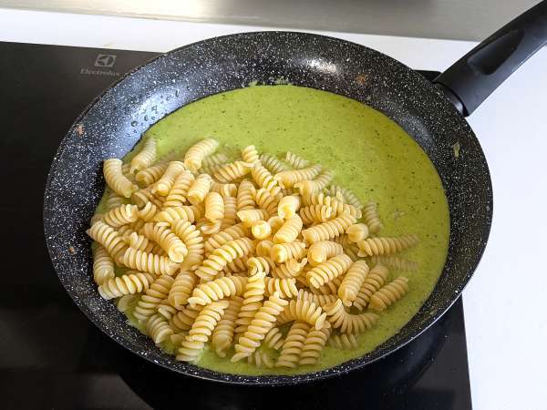 Кремообразна паста с аспержи и бекон: лесна и вкусна рецепта - Подготовка стъпка 8