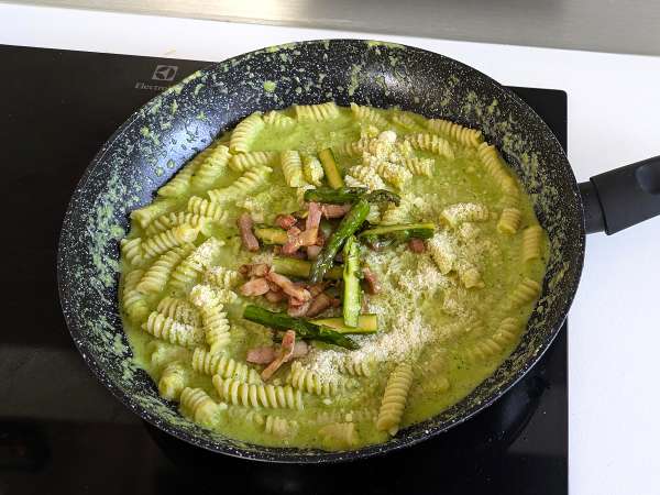 Кремообразна паста с аспержи и бекон: лесна и вкусна рецепта - Подготовка стъпка 9