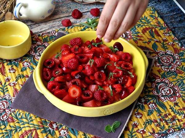 Салата от червени плодове: ягоди, малини, череши и диня, идеална за лятото! - Подготовка стъпка 5