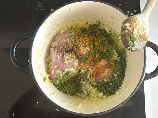 Традиционен марокански сладкиш с тухлено тесто, пилешко месо и подправки - Подготовка стъпка 3