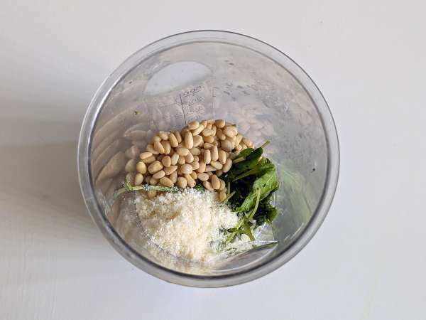 Студена паста с песто от рукола, чери домати и моцарела: свежата и бърза лятна рецепта - Подготовка стъпка 2