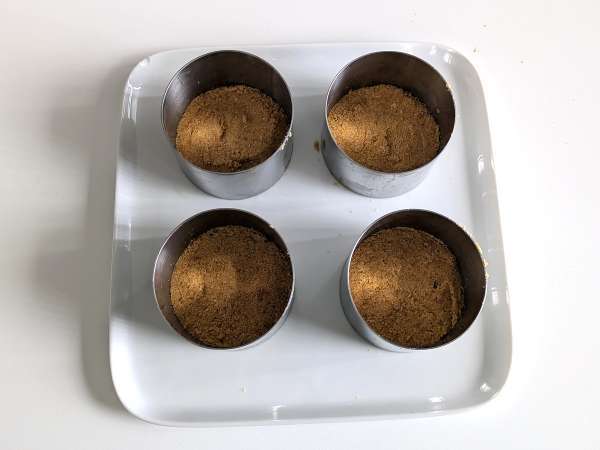 Пикантен чийзкейк с босилек и чери домати в една порция: вкусна идея за бюфети и аперитиви - Подготовка стъпка 3