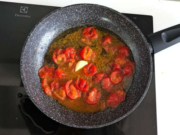 Пикантен чийзкейк с босилек и чери домати в една порция: вкусна идея за бюфети и аперитиви - Подготовка стъпка 7