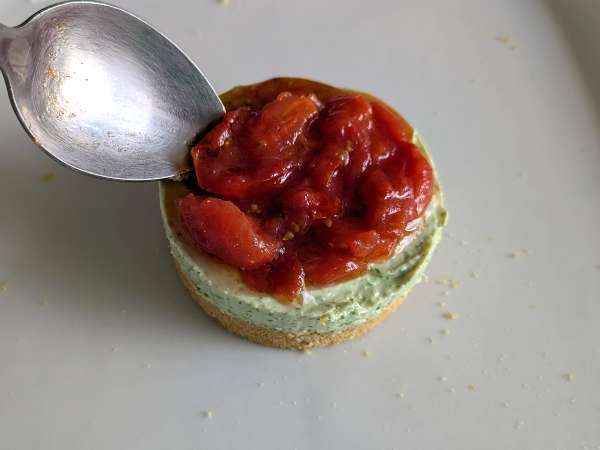 Пикантен чийзкейк с босилек и чери домати в една порция: вкусна идея за бюфети и аперитиви - Подготовка стъпка 9