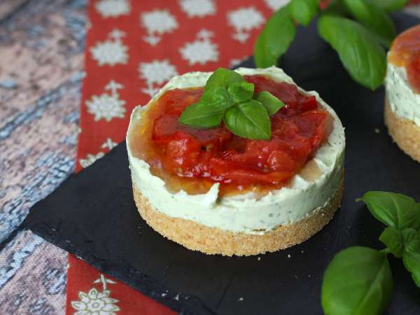 Пикантен чийзкейк с босилек и чери домати в една порция: вкусна идея за бюфети и аперитиви - Подготовка стъпка 10