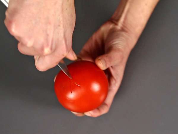 Пълноценен суров доматен сос, идеален за гарниране на пица или пинса. - Подготовка стъпка 1