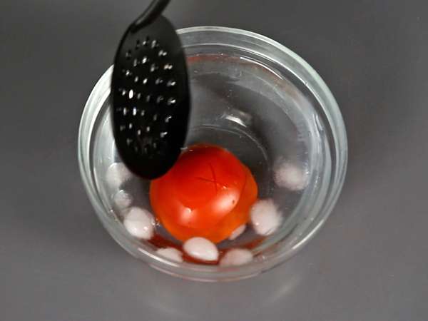 Пълноценен суров доматен сос, идеален за гарниране на пица или пинса. - Подготовка стъпка 2