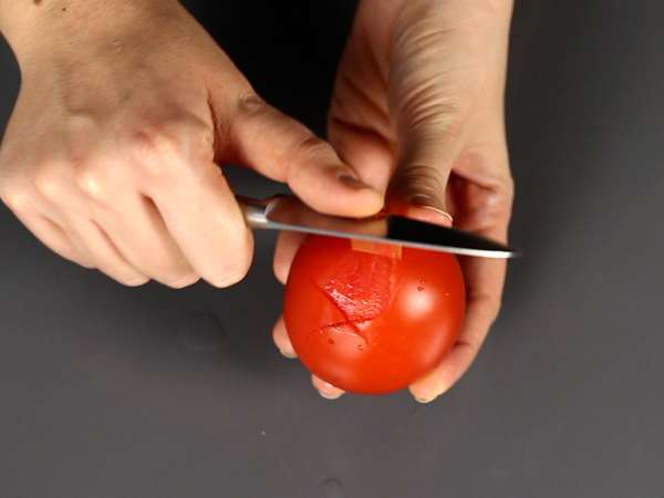 Пълноценен суров доматен сос, идеален за гарниране на пица или пинса. - Подготовка стъпка 3