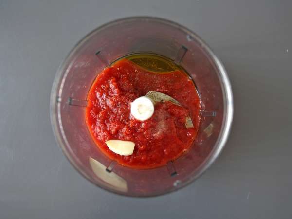 Пълноценен суров доматен сос, идеален за гарниране на пица или пинса. - Подготовка стъпка 4