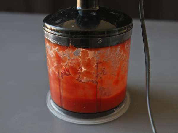 Пълноценен суров доматен сос, идеален за гарниране на пица или пинса. - Подготовка стъпка 5