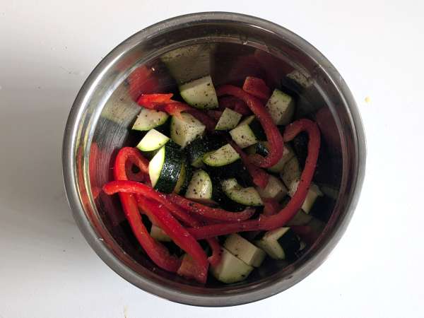 Пиле с чушки и тиквички във фритюрник: готово за 20 минути! - Подготовка стъпка 2