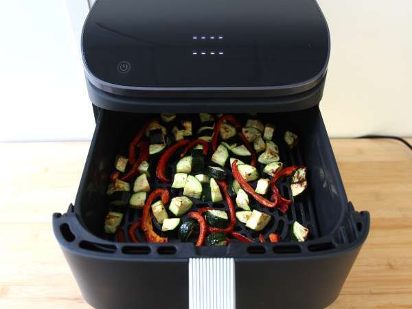 Пиле с чушки и тиквички във фритюрник: готово за 20 минути! - Подготовка стъпка 4