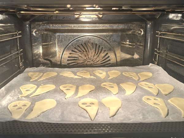 Бисквити с призраци: най-лесната и най-забавната рецепта за Хелоуин, която можете да приготвите с децата - Подготовка стъпка 4