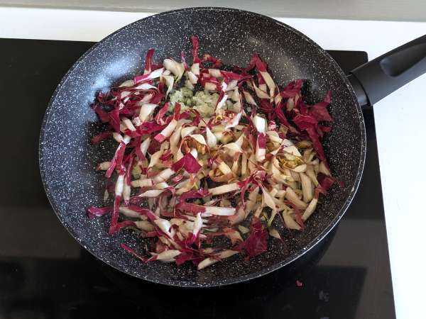 Кремообразна паста с радикио, хрупкав бекон и орехи: бърза и неустоима рецепта - Подготовка стъпка 2