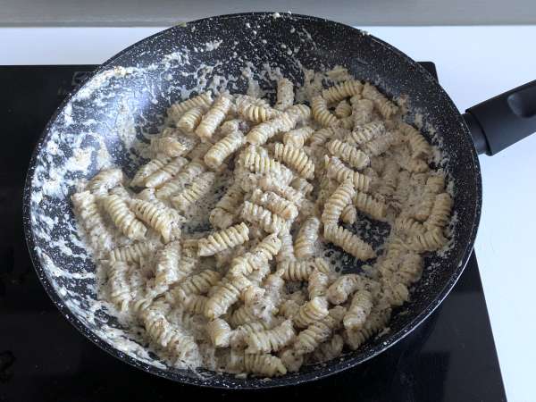 Кремообразна паста с радикио, хрупкав бекон и орехи: бърза и неустоима рецепта - Подготовка стъпка 6