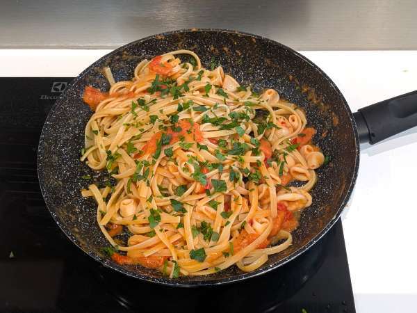 Паста със замразени калмари и чери домати: проста и вкусна рецепта - Подготовка стъпка 6