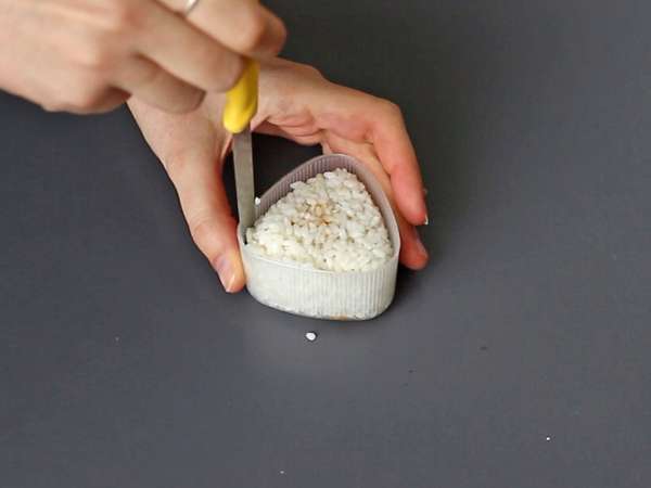 Онигири с яйчни жълтъци, консервирани в соев сос - Подготовка стъпка 7