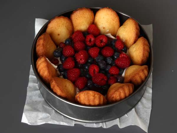 Шарлота с червени плодове и мадленки - Подготовка стъпка 6