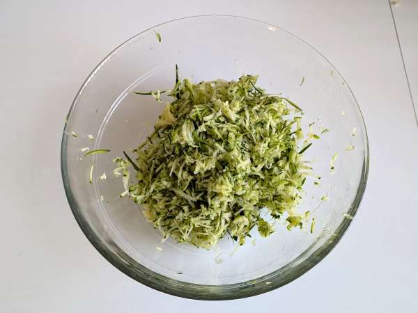 Conchiglioni, пълнени с рикота, тиквички и лимон: кремообразни и настъргани във фурната - Подготовка стъпка 1