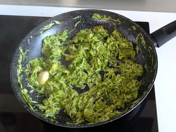 Conchiglioni, пълнени с рикота, тиквички и лимон: кремообразни и настъргани във фурната - Подготовка стъпка 2