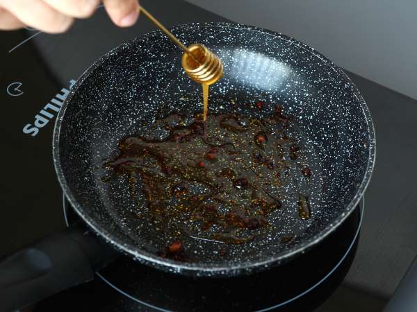 Пържени яйца с мед и моцарела - сладка, солена и пикантна експресна закуска! - Подготовка стъпка 1