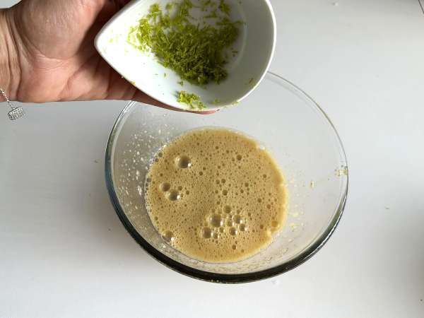 Изключително влажна торта с шамфъстък, лайм и тиквички - Подготовка стъпка 4