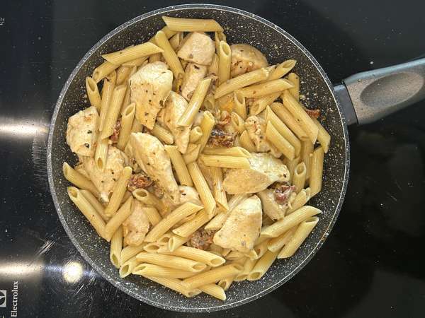 Marry Me Chicken Pasta: макаронени изделия с пилешко месо, сушени домати и пармезан - Подготовка стъпка 10