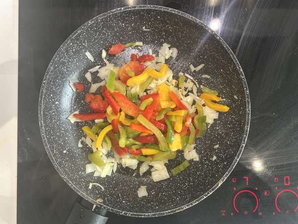 Киш без тесто със сьомга, спанак и котидж сирене - Подготовка стъпка 2