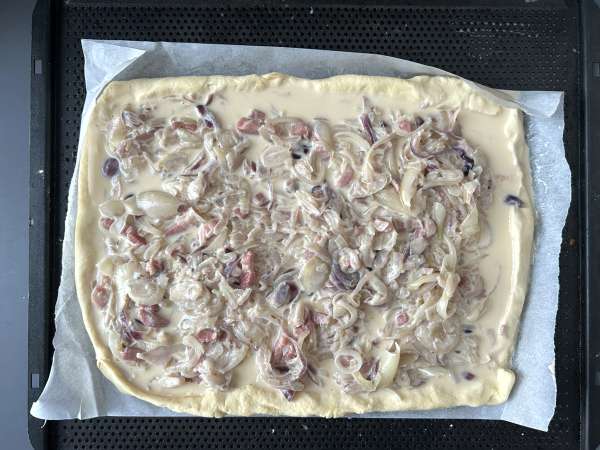 Zwiebelkuchen: немски лучен пай с крехък лук и бекон - Подготовка стъпка 9