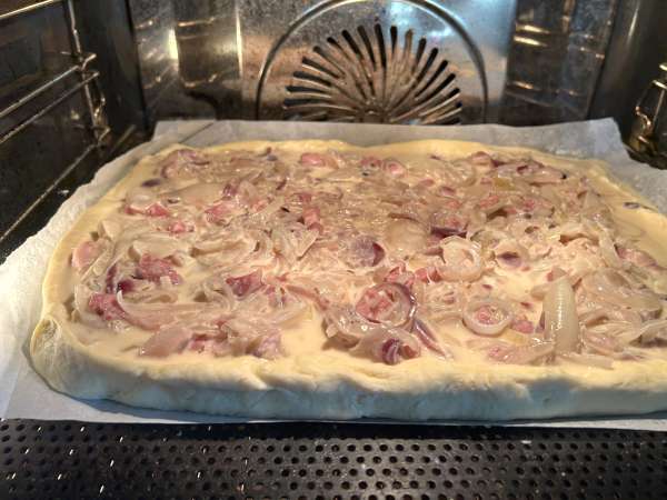 Zwiebelkuchen: немски лучен пай с крехък лук и бекон - Подготовка стъпка 10