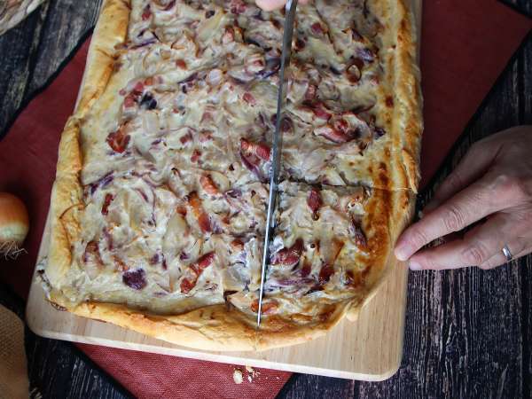 Zwiebelkuchen: немски лучен пай с крехък лук и бекон - Подготовка стъпка 11