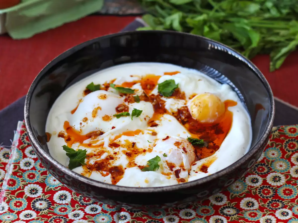 Яйца по турски на основата на кисело мляко с пикантно масло - çilbir
