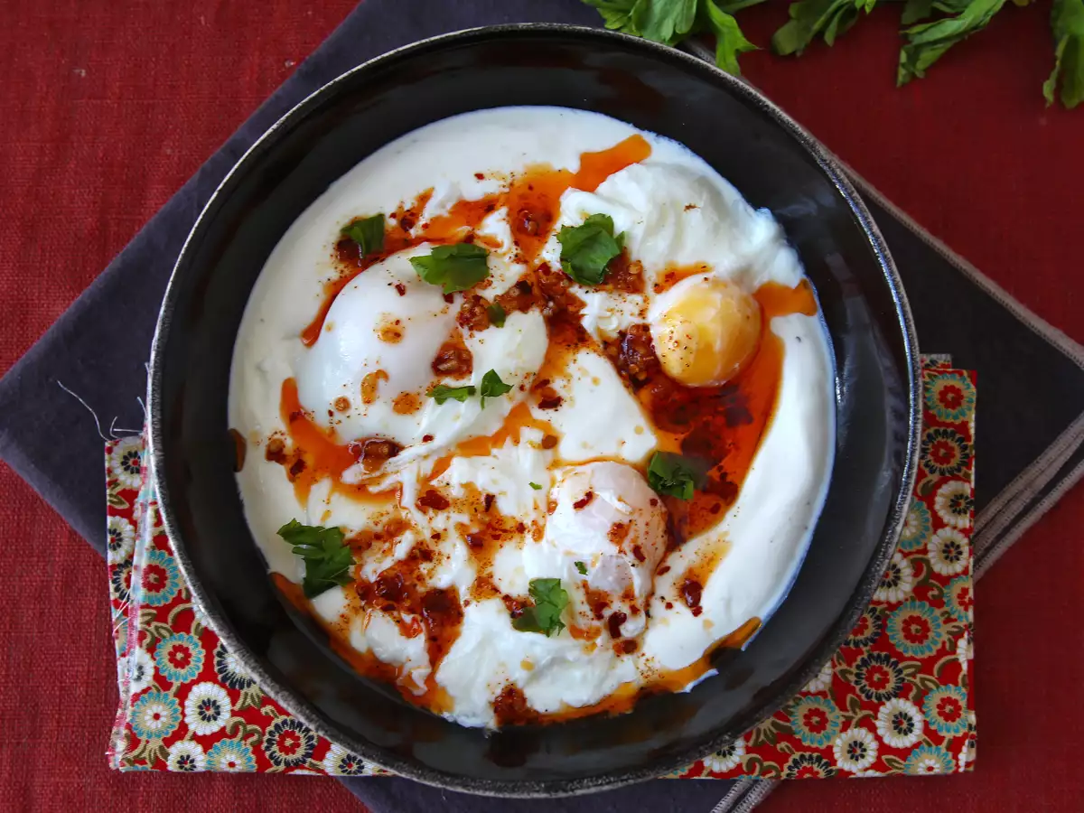 Яйца по турски на основата на кисело мляко с пикантно масло - çilbir - снимка 4