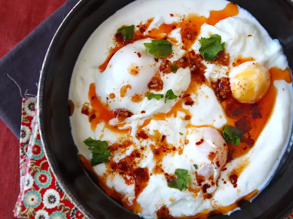 Яйца по турски на основата на кисело мляко с пикантно масло - çilbir - снимка 5