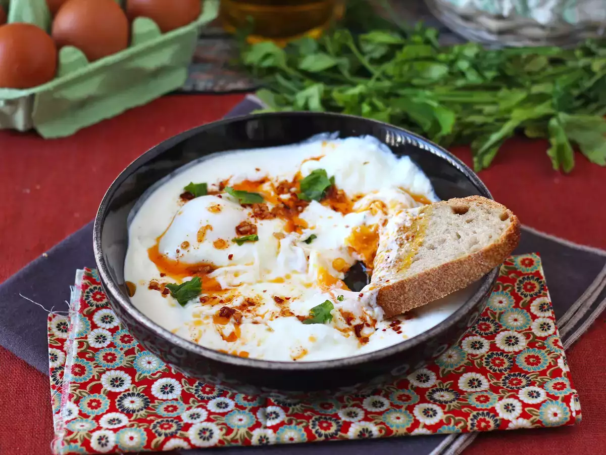 Яйца по турски на основата на кисело мляко с пикантно масло - çilbir - снимка 6