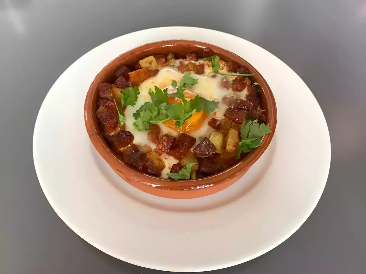 Яйца в стил фламенко с картофи и наденица чоризо - снимка 2