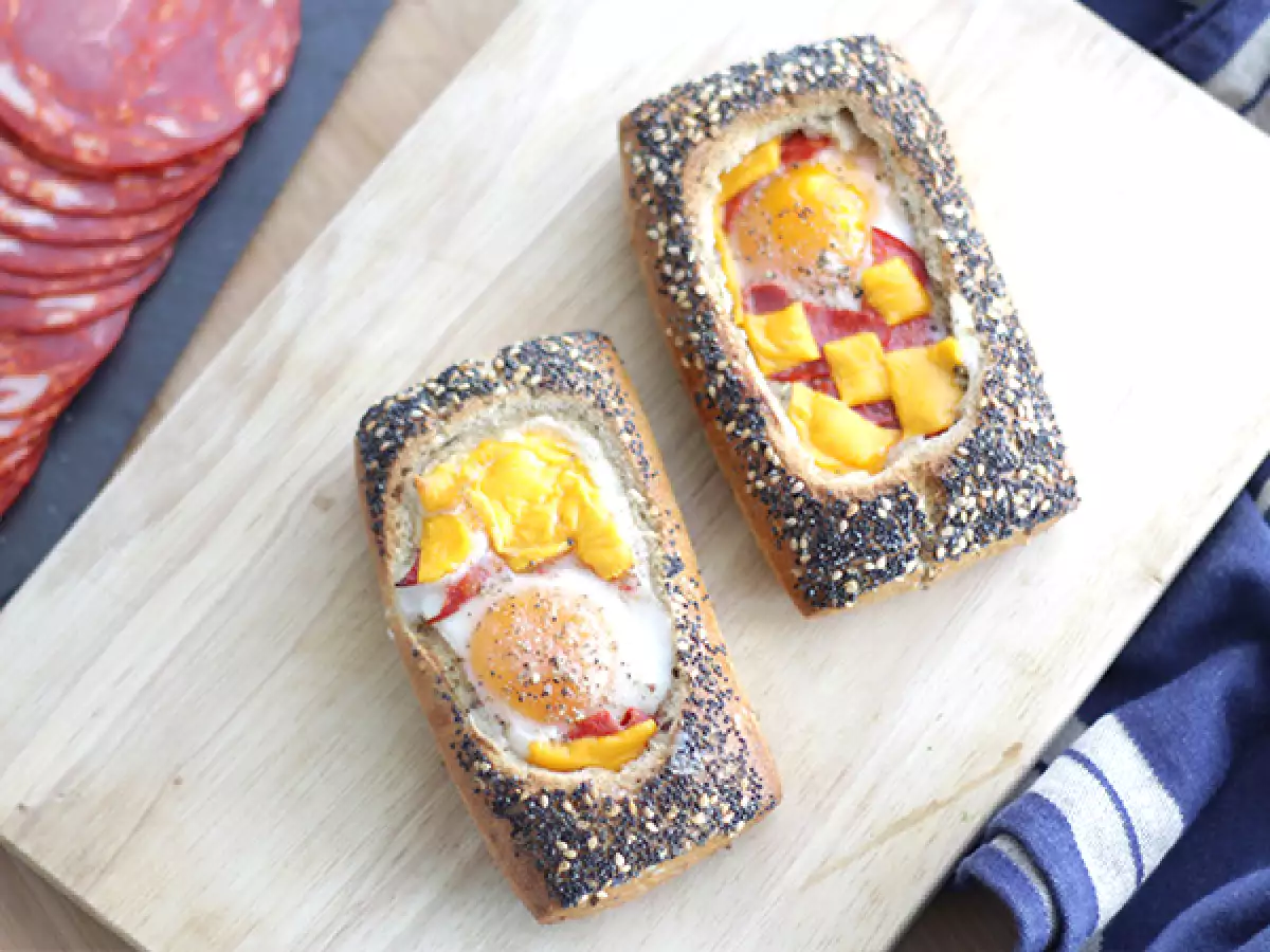 Яйчни лодки с чоризо и сирене - снимка 2