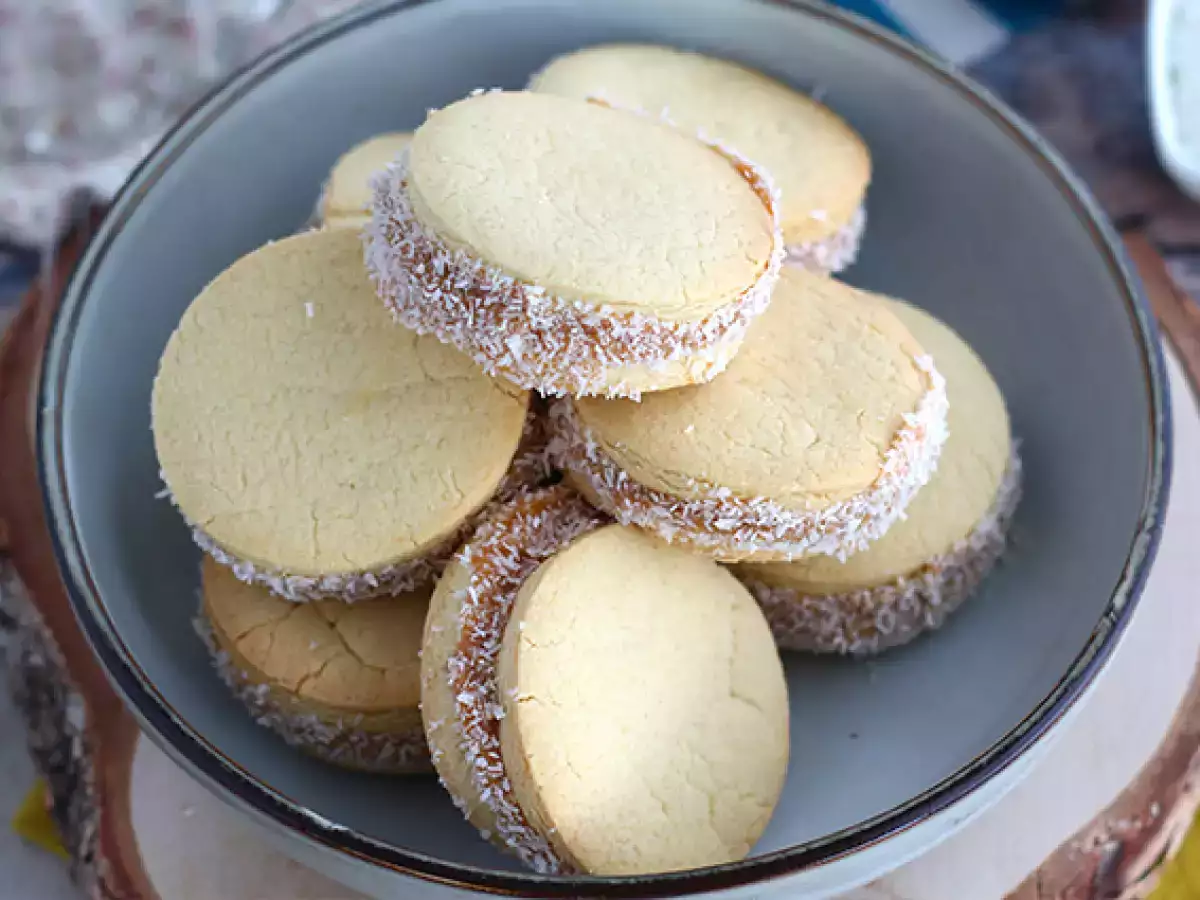 Alfajores - аржентински сладкиши с млечен конфитюр и кокос - снимка 5