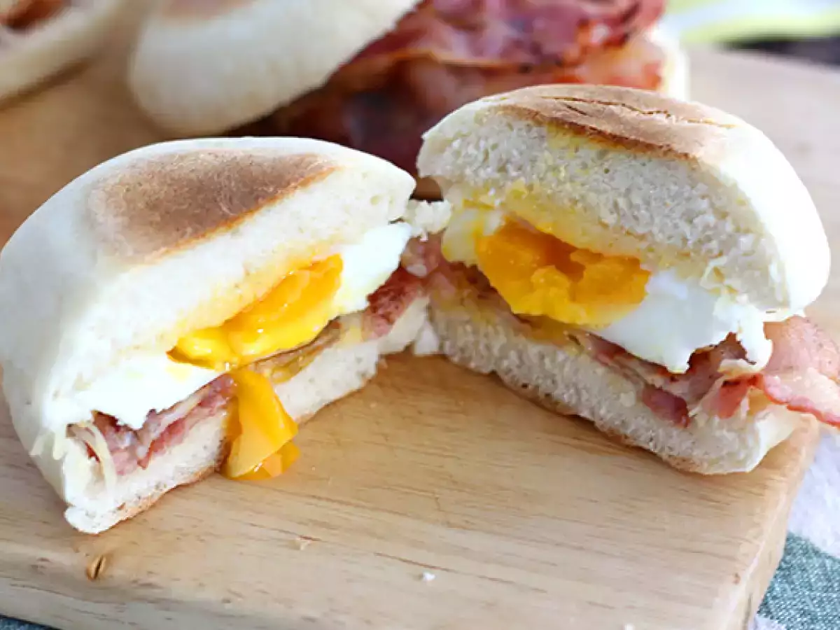 Английски мъфини с яйца и бекон - снимка 4