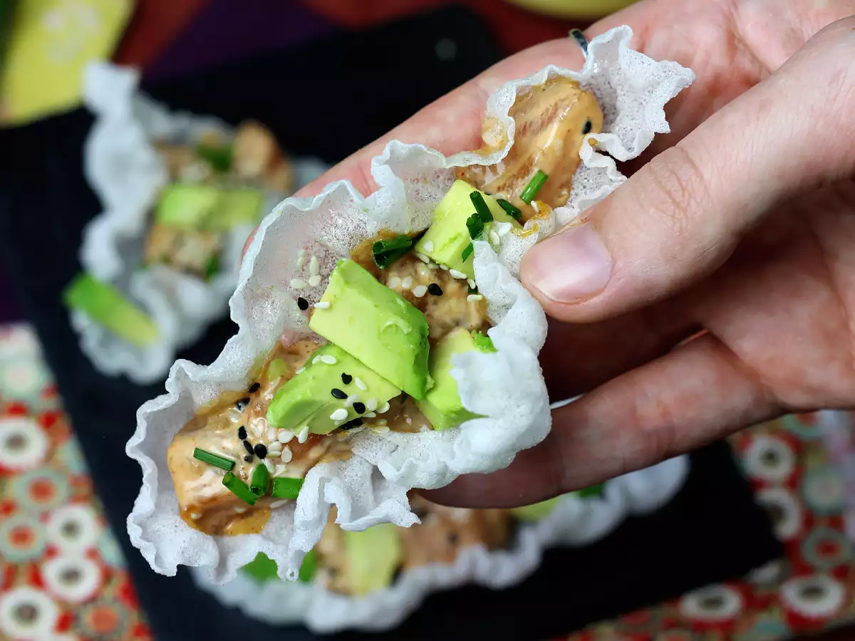 Азиатски такос: тартар от сьомга в оризови чипсове - снимка 2