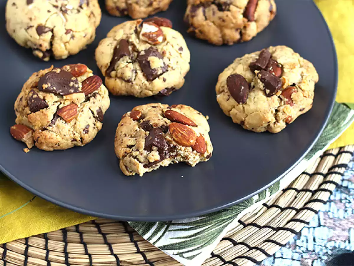 Бисквитки с шоколад, фъстъци и бадеми - снимка 4