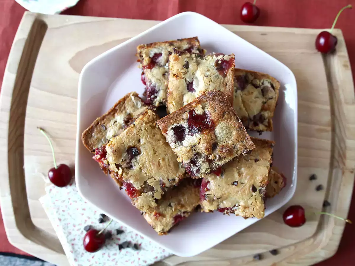 Блонди череши и шоколад, перфектната хрупкава и захаросана торта - снимка 2