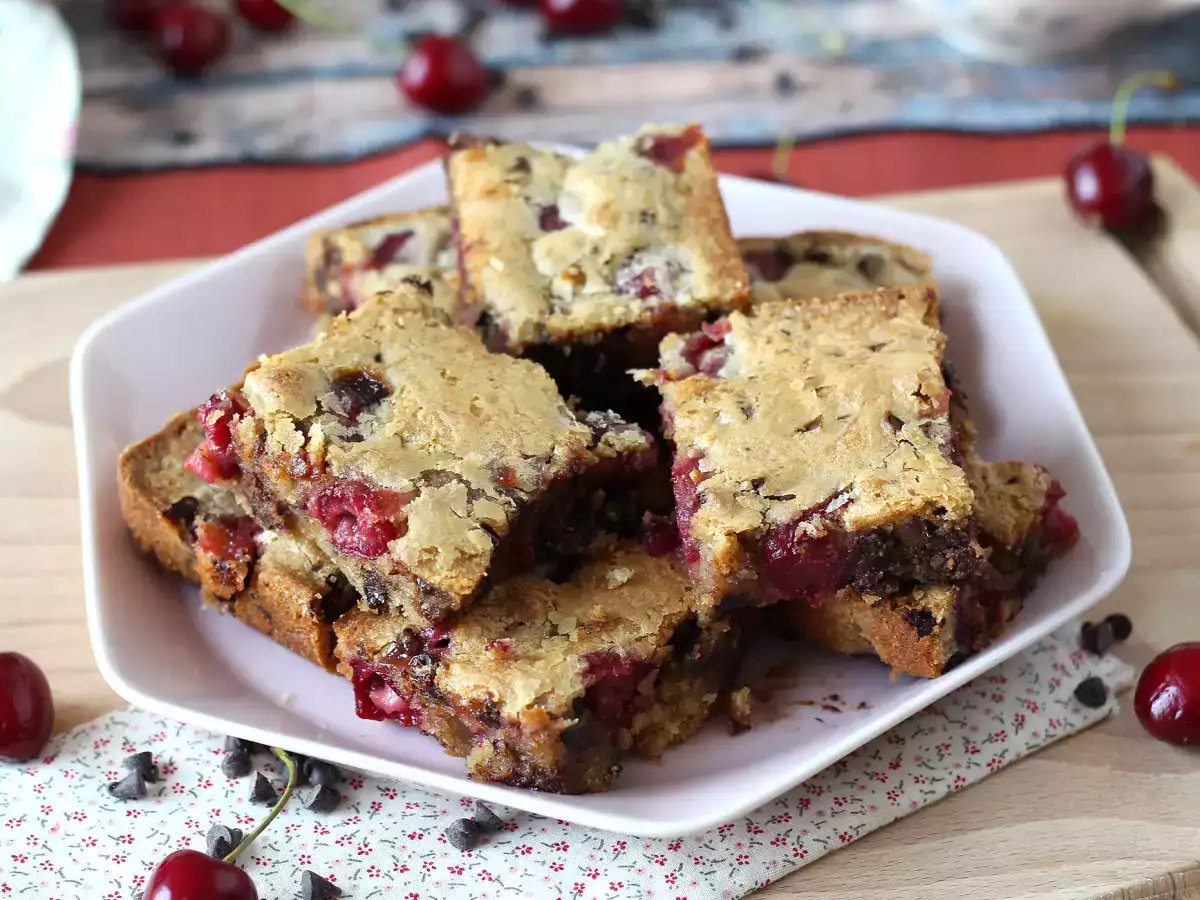 Блонди череши и шоколад, перфектната хрупкава и захаросана торта - снимка 3