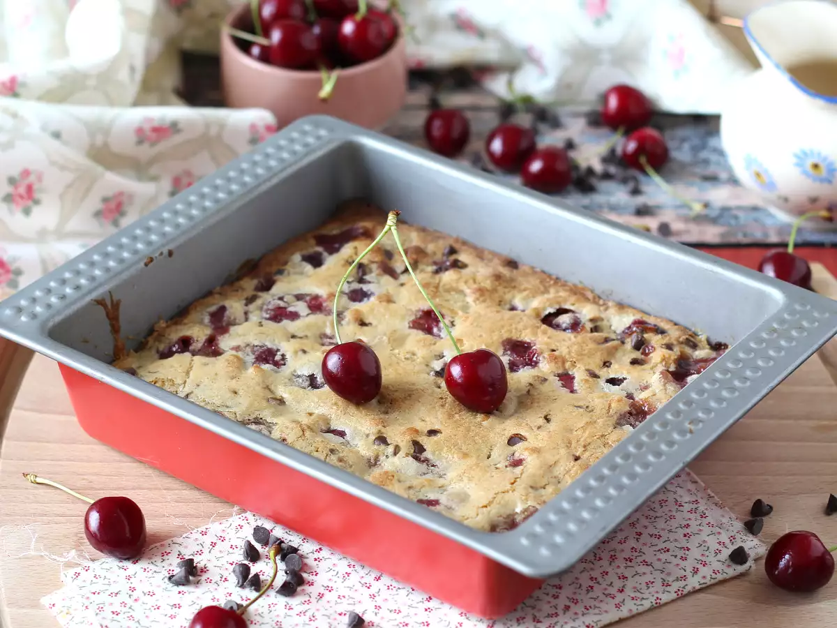 Блонди череши и шоколад, перфектната хрупкава и захаросана торта - снимка 4