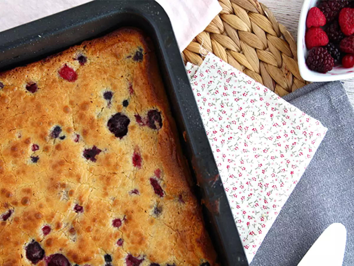 Брауни с бял шоколад и червени плодове (Blondie) - снимка 4